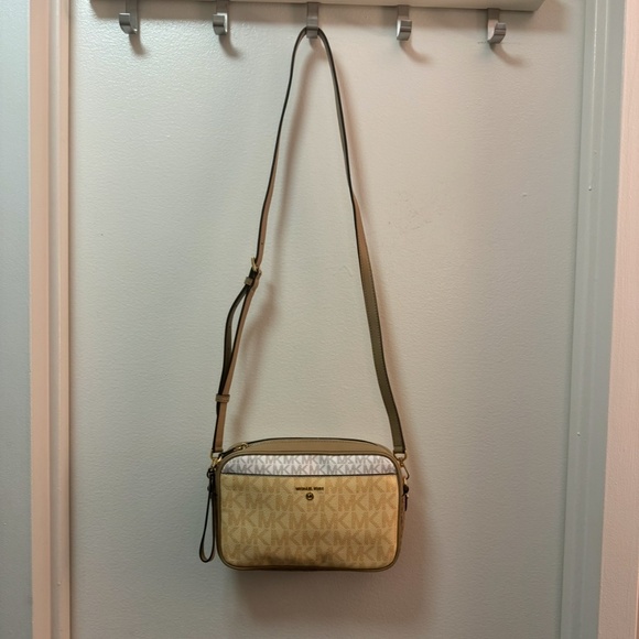 EUC MICHAEL Michael Kors Logo Small East West Camera Crossbody - Picture 1 of 5